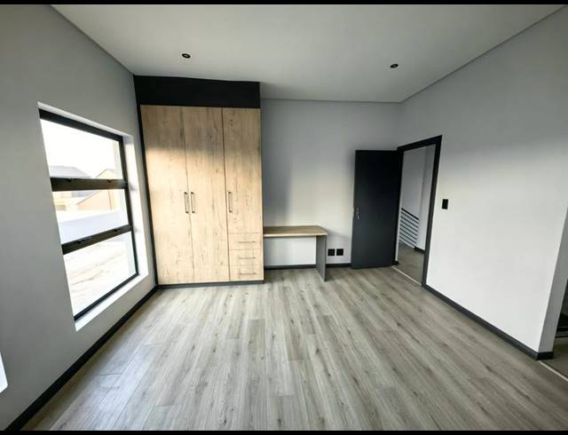 4 BEDROOM HOUSE FOR SALE IN MIDSTREAM HEIGHTS